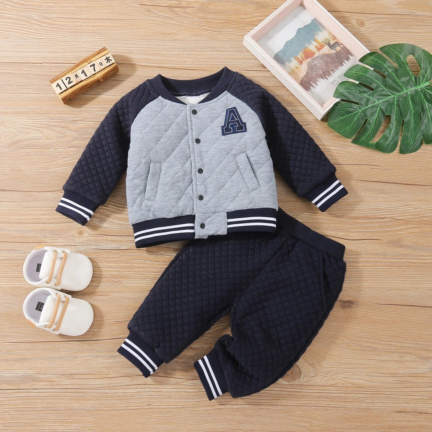 Ensemble veste et pantalon en coton à manches raglan et patch lettre pour bébé